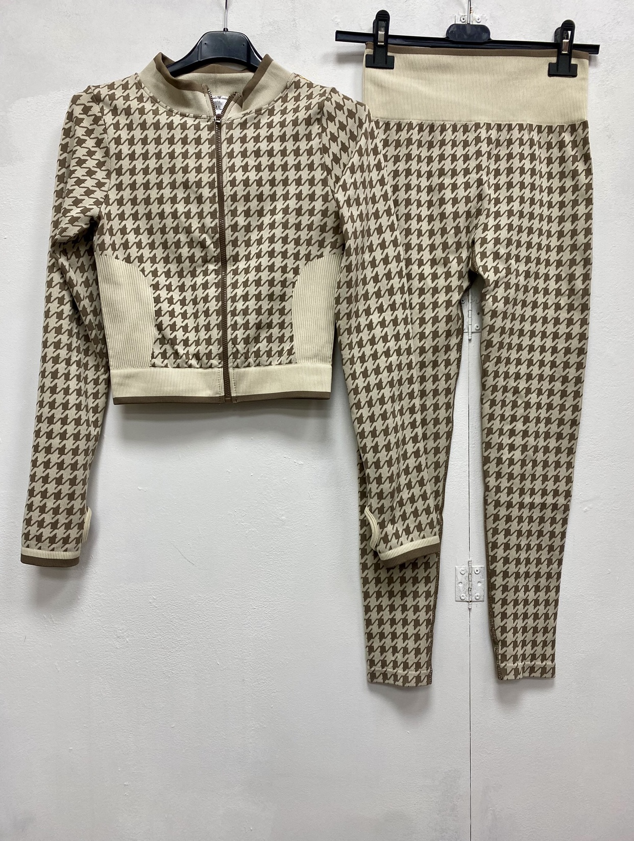 CONJUNTO DEPORTIVO MUJER - PATA DE GALLO - Imagen 4