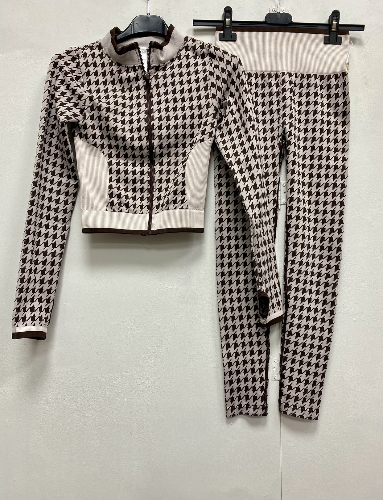 CONJUNTO DEPORTIVO MUJER - PATA DE GALLO - Imagen 3