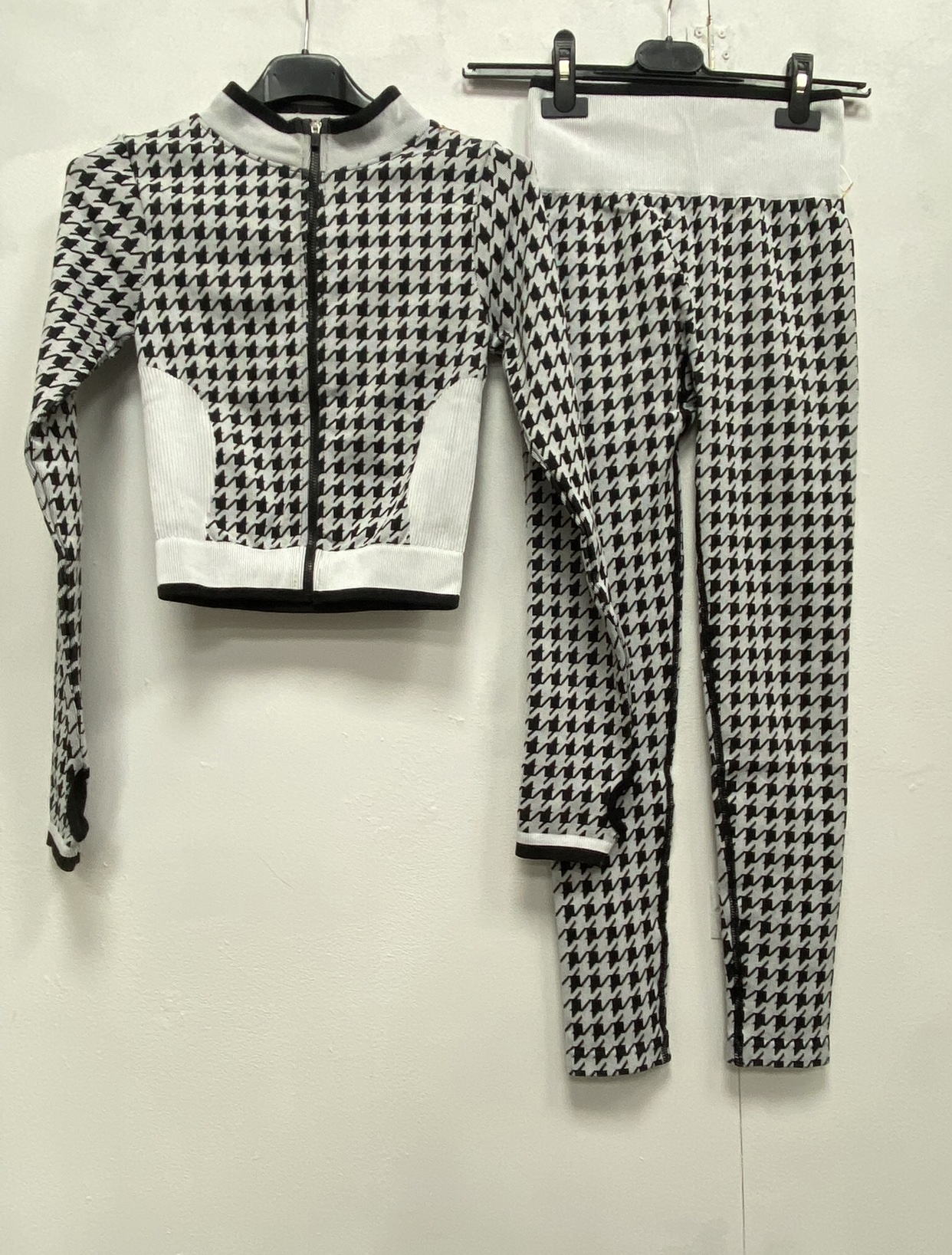 CONJUNTO DEPORTIVO MUJER - PATA DE GALLO - Imagen 2