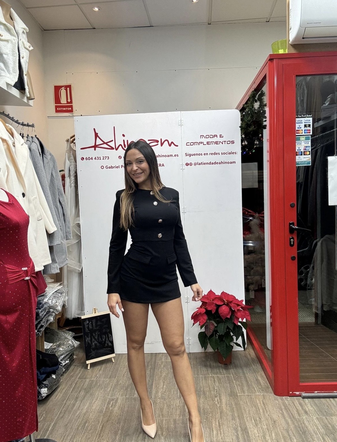 VESTIDO NEGRO y GRANATE BOTONES